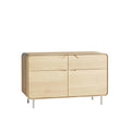 **Technische titel in het Nederlands:** Moderner houten dressoir met afgeronde hoeken en metalen poten.